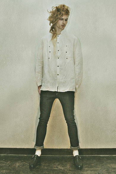 <strong>HAICARA｜ハイカラ</strong>　 HOWL 2013年秋冬コレクション　LINEN SHIRT (13AWR-SH01) 2万9400円 (HOWL×Robes & Confections)、DENIMS (1501) (13AW-PT01) 1万9950円、FIVE RING BRACELET (13AW-AC07) 1万2600円(HOWL×Garden of Eden)