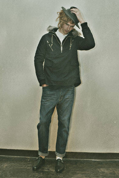 <strong>HAICARA｜ハイカラ</strong>　 HOWL 2013年秋冬コレクション　METRO HAT (13AW-AC03) 1万3650 (HOWL×CA4LA) 円、MECHANIC FOOD COAT (13AW-CO01) 6万7200円、PATCH WORK SHIRT (13AW-SH01) 2万3100円、DENIMS (1507) (13AW-PT03-1) 2万3100円、ANTIQUE RING (13AW-AC08) 7140円 (HOWL×Garden of Eden)