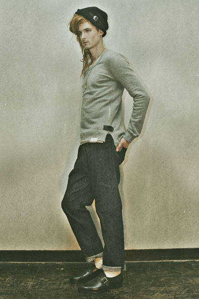 <strong>HAICARA｜ハイカラ</strong>　 HOWL 2013年秋冬コレクション　KNIT CAP (13AW-AC05) 1万1550円 (HOWL×CA4LA)、SIDE ZIP SWEAT (13AW-CS02) 2万1000円、WAFFLE CLOTH (13AW-CS01) 1万6800円、DENIMS (1506) (13AW-PT03) 1万9950円、MARIA BRASS BEADS NECKLACE (13AW-AC19) 1万5750円(HOWL×Garden of Eden)