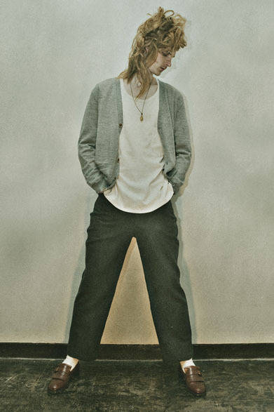 <strong>HAICARA｜ハイカラ</strong>　 HOWL 2013年秋冬コレクション　KNIT CARDIGAN (13AW-KT03) 3万5700円、BACK BORDER CLOTH (13AW-CS03) 1万2600円、WASHABLE WOOL SERGE WORK PANTS (13AW-PT01) 2万8350円、MARIA BRASS BEADS NECKLACE (13AW-AC19) 1万5750円 (HOWL×Garden of Eden)