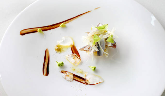 「シェリー酒の香る小鰯のマリネと新玉葱のクリュ」
