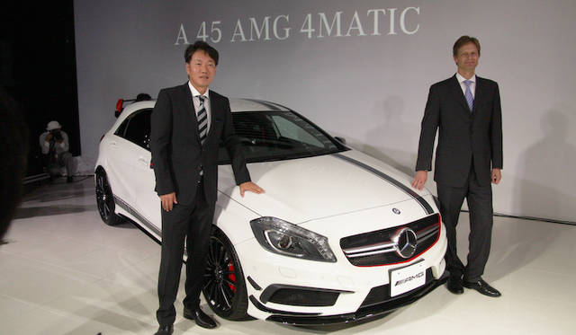 手前はメルセデス・ベンツ日本の上野金太郎社長、奥はマーク・ボデルケ副社長