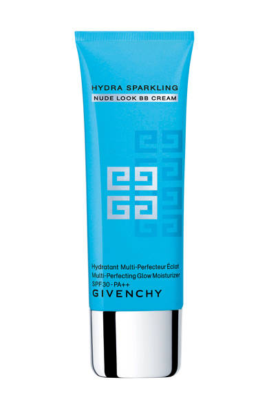 <strong>GIVENCHY│ジバンシイ</strong><br /><br />肌の内側の水分をキャッチして保湿力を高める独自の集中保湿成分「スパークリング ウォーター コンプレックス」を配合した高保湿BBクリーム。紫外線をはじめ、肌内外のストレスから1日中しっかり保護するヴェールが肌を心地よく包み込む。ソフトフォーカス効果で色むらを均一にし、キメの整えられた肌はまるで“ヌードスキン”。少量を気になる部分に叩き込むことでコンシーラーとしても活躍。1本で何役もこなすマルチプレーヤーだ。<br /><br />イドラ スパークリング ヌード BB [40mL] SPF30 / PA++　5670円<br /><br />パルファム ジバンシイ〔LVMHフレグランスブランズ〕お客様窓口<br />Tel.03-3264-3941<br />www.parfumsgivenchy.jp