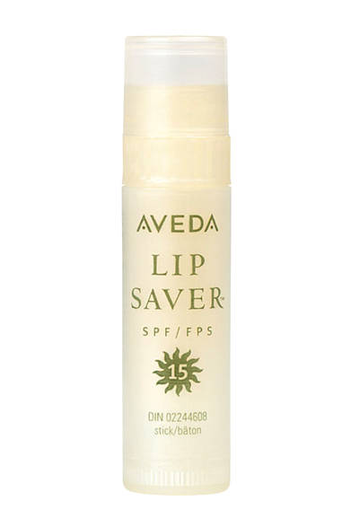 <strong>AVEDA│アヴェダ</strong><br /><br />意外と忘れがちな唇を紫外線から守り、ぷるんとさせてくれるリップクリーム。サンスクリーンと抗酸化成分のビタミンEの配合で紫外線や化学物質などからガード。カスターオイルやのびをよくする自然界由来のワックスなど、生後6カ月の乳児から使用できるナチュラルな成分が、荒れた唇を長時間にわたり保湿し、沈静化させてくれる。シナモンリーフやクローブ、アニスなどのアロマで心も一緒にリフレッシュしたい。<br /><br />リップ セーバー 15[4.25g] SPF15　1575円<br /><br />アヴェダお客さま相談室<br />Tel.03-5251-3541<br />www.aveda.co.jp/
