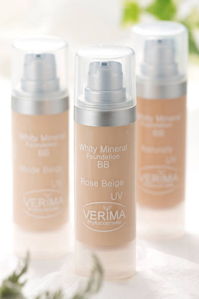 <strong>VERIMA│ヴェリマ</strong><br /><br />ドイツ発のオーガニックスキンケアブランドが贈るエイジングケア対応のBBクリームは、日本人の肌特有の加齢による“黄ぐすみ”のもととなる肌の糖化を抑える成分を配合し、光のオーラに包まれたような仕上がり。また、紫外線から肌を守るとともに、引き締め効果や保湿効果があるという西洋カラマツから得られる成分「ガラクトアラビナン」などを独自処方で配合。メイクするほど、明るく透明な肌へと導いてくれる。<br /><br />ホワイティミネラルファンデーション BB[30mL] SPF15　　全3色　4935円<br /><br />ケーツー・インターナショナル<br />Tel. 086-270-7570<br />www.verima.com