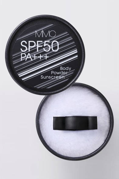 <strong>MiMC│エムアイエムシー</strong><br /><br />100パーセント、ミネラルパウダー処方のボディ用サンスクリーン。ソフトリッチな肌ざわりのカシミアパウダーがスキンケアをしながらしっとりとした状態を保ち、ハードな紫外線やエアコンなどによる乾燥に負けないボディをつくりあげる。パウダーを内臓したパフでボディにさっとのばし、お出かけ前の30秒で手を汚さずに肌浮きしないナチュラルかつクリアな上質な肌に。クレンジング不要なのもうれしい。<br /><br />ボディーパウダーサンスクリーン[3.5g] SPF50 / PA+++　5250円<br /><br />エムアイエムシー<br />Tel.03-6421-4211<br />www.mimc.co.jp/
