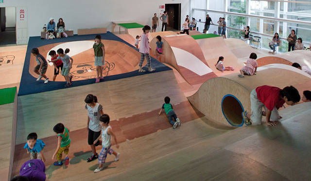 <strong>YCAM｜ワイカム</strong>　「YCAM10周年記念祭」　参加型作品／インスタレーション　子どもたちが創造する屋外メディア公園「コロガルパビリオン」（会期｜7月26日～12月1日） ※写真は「コロガル公園」（2012）より