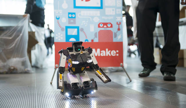 <strong>YCAM｜ワイカム</strong>　「YCAM10周年記念祭」　イベント「Yamaguchi Mini Maker Faire」（会期｜8月10日・11日）出展物のひとつ「BRAVE ROBOTICS」