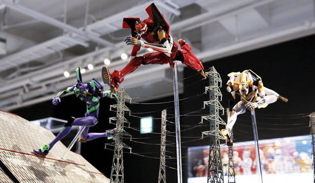 <strong>MEDICOM TOY｜メディコム・トイ</strong>　新製品展示会「MEDICOM TOY EXHIBITION ’13」　「RAH NEO エヴァンゲリオン初号機」「RAH NEO エヴァンゲリオン2号機」「RAH NEO エヴァンゲリオン零号機（改）」の3体を用いて作製されたジオラマ　