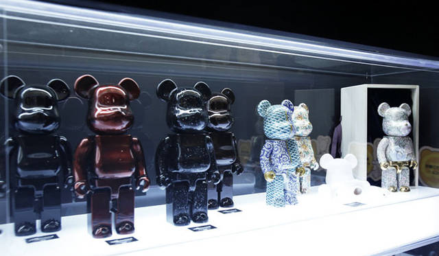 <strong>MEDICOM TOY｜メディコム・トイ</strong>　新製品展示会「MEDICOM TOY EXHIBITION ’13」　右／九谷焼 BE@RBRICK（発売日未定）