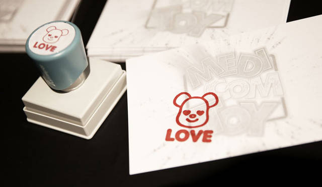 <strong>MEDICOM TOY｜メディコム・トイ</strong>　新製品展示会「MEDICOM TOY EXHIBITION ’13」　オリジナルスタンプとポストカード