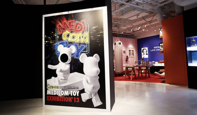 <strong>MEDICOM TOY｜メディコム・トイ</strong>　新製品展示会「MEDICOM TOY EXHIBITION ’13」　特製顔出しパネル