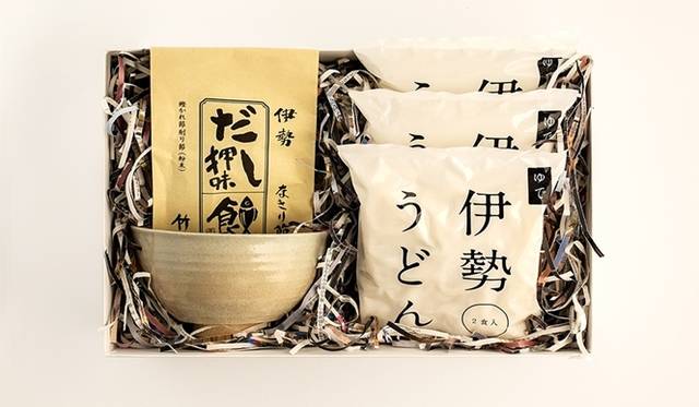 <strong>EAT｜『47 GIFT 2013 -お中元-』をd47ミュージアムで開催</strong><br />三重県のギフトボックス：伊勢うどん、だし押味、石灰どんぶり　丸<br />価格｜6500円