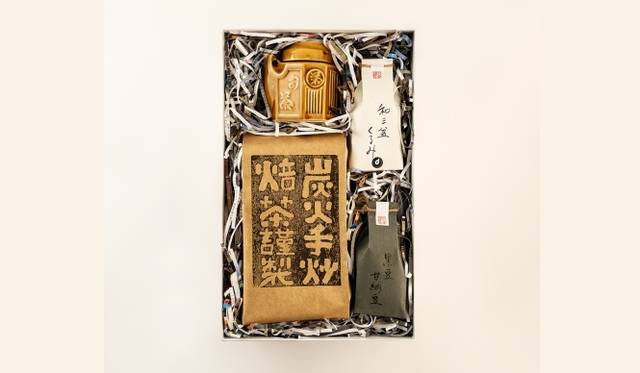 <strong>EAT｜『47 GIFT 2013 -お中元-』をd47ミュージアムで開催</strong><br />滋賀県のギフトボックス：和三盆くるみ、黒豆甘納豆、復刻版　汽車土瓶、近江手炒りほうじ<br />価格｜3900円