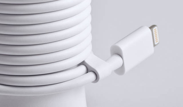 <strong>SoftBank｜ソフトバンク</strong>　「SoftBank SELECTION」Lightningコネクタ対応ACアダプタ「itomaki ACアダプタ for iPhone」　ケーブルを簡単に留められるので、利用シーンに合わせてケーブルの長さを自在に調節できる