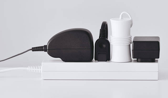 <strong>SoftBank｜ソフトバンク</strong>　「SoftBank SELECTION」Lightningコネクタ対応ACアダプタ「itomaki ACアダプタ for iPhone」　タップにもすっきり収まるのがうれしい