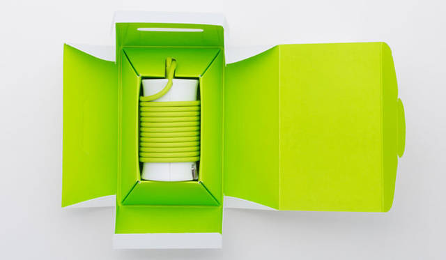 <strong>SoftBank｜ソフトバンク</strong>　「SoftBank SELECTION」Lightningコネクタ対応ACアダプタ「itomaki ACアダプタ for iPhone」　パッケージを開けた状態までデザインが息づいている