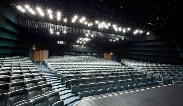 <strong>Vol. 3｜チェコ・プラハ</strong>　新国民劇場