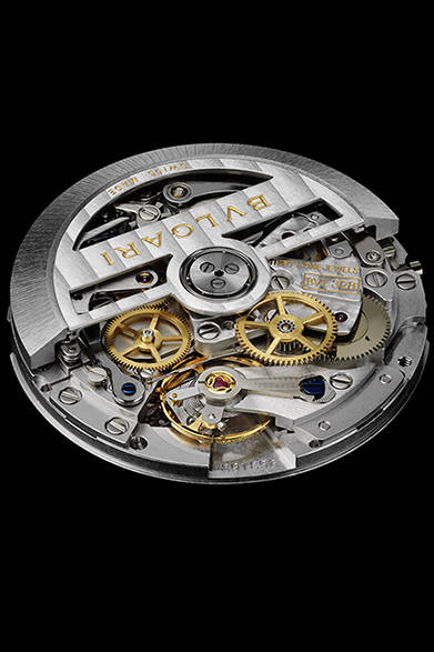 「ブルガリ・ブルガリ クロノ」は、毎時3万6000振動というハイビートの自動巻きクロノグラフムーブメント「キャリバーBVL328」を搭載する