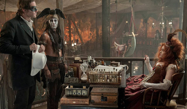 義足に銃を仕込んだ勝気な女性レッド役を演じるのは、ヘレナ・ボナム＝カーター（右）　© Disney Enterprises, Inc. and Jerry Bruckheimer Inc.  All Rights Reserved.