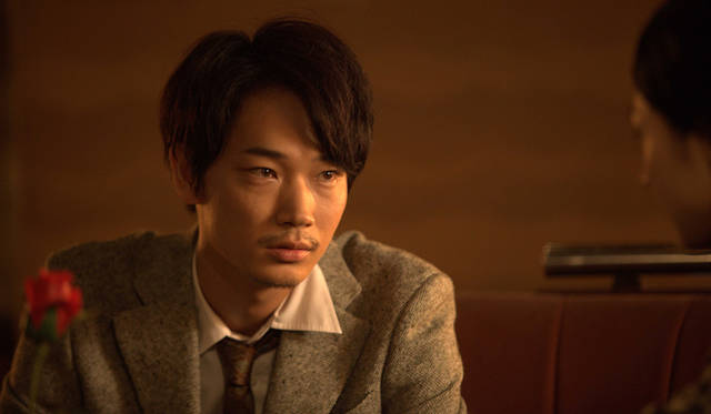 知子を激しく求め、嫉妬と孤独に苦しむ年下の男、涼太は綾野剛が演じる　© 2012年映画『夏の終り』製作委員会