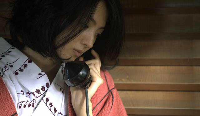 妻子ある不遇な作家との、長年に及ぶ愛の生活に疲れ果てるも、年下の男との激しい愛欲にも満たされない。そんな自身の女の業に苦悩する難役を、満島ひかりが演じきった　© 2012年映画『夏の終り』製作委員会