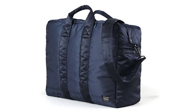 <strong>HEAD PORTER｜ヘッド・ポーター</strong>　「TANKER」ニューコレクション　雨よけのカバーを再現し、収納力のあるつくりで旅行用のダッフルバッグとしても使えるハンドル・ショルダーの2ウェイタイプ「KIT BAG」（622-0072 / W455×H380×D200mm）3万1500円