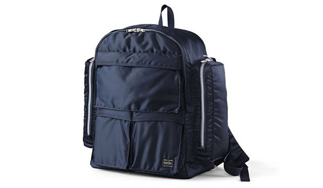 <strong>HEAD PORTER｜ヘッド・ポーター</strong>　「TANKER」ニューコレクション　タンカーの象徴ともいえるべルクロ＋スナップボタンポケットを随所にあしらい、金属ファスナーがあえて表面に出るように計算されたディテールワークが特徴で、独立したラップトップポケットを備え、タウンユースを想定したつくりにも注目の「DAY PACK」（622-0074 / W340×H450×D175mm）4万8300円