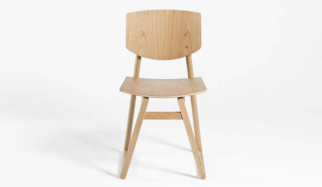 <strong>西武渋谷店インテリアフロア「LIVING EDITON」</strong>　スモールギャラリースペース「Preview（プレビュー）」に出展、デザインスタジオ「2TONE」　前後の脚の角度のちがいが独特のフォルムを作り出している、美しい佇まいのダイニングチェア「Wednesday」