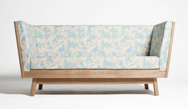 <strong>西武渋谷店インテリアフロア「LIVING EDITON」</strong>　スモールギャラリースペース「Preview（プレビュー）」に出展、デザインスタジオ「2TONE」　迷彩柄をモチーフにしたファブリックを使用したソファ「Natalie」。背にも全面的にファブリックを張り込んであるので、部屋の間仕切りとしても使用できる