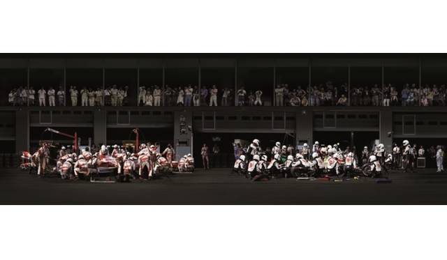 <strong>ART｜日本で初の個展となる『アンドレアス・グルスキー展』を開催</strong>　　《F1 ピットストップIV》  2007年　© ANDREAS GURSKY/JASPAR, 2013 Courtesy SPRÜTH MAGERS BERLIN LONDON