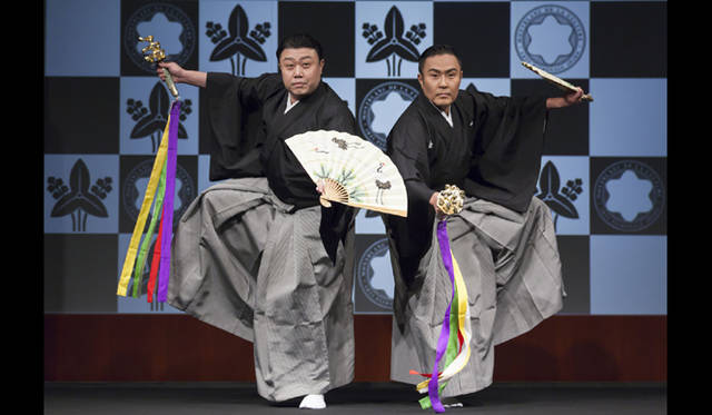 祝舞では、二代目市川猿弥さん（左）と市川右近さんが「二人三番叟」を披露