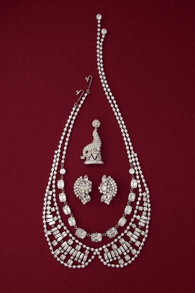 <strong>グランマティックの新作ジュエリーが到着</strong><br /><br />ネックレス（内側）　2万1000円<br />ネックレス（外側）　3万7800円<br />ヴィンテージブローチ　2万9400円<br />ヴィンテージイヤリング　2万3100円<br />