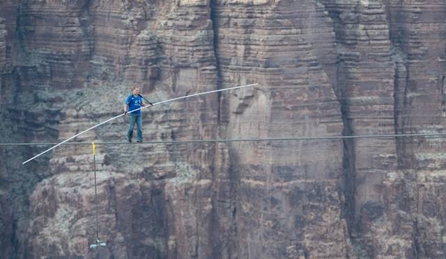 <strong>JEANRICHARD｜アンバサダーのニック・ワレンダが綱渡りでのグランドキャニオン横断に成功</strong>　© Tim Boyles Photography, All rights reserved