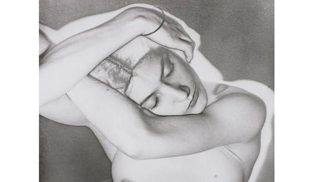 <strong>ART｜東京都写真美術館で『写真のエステ－写真作品のつくりかた』展</strong>　マン・レイ 《眠るモデル》1929年 ゼラチン・シルバー・プリント