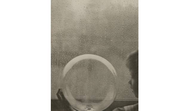 <strong>ART｜東京都写真美術館で『写真のエステ－写真作品のつくりかた』展</strong>　クラレンス・ホワイト《雨のしずく》 1908年 フォトグラビア印刷