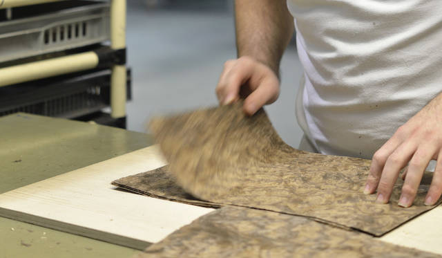 ベントレーのウッドパネルはおなじ木目が、中央を境に、鏡あわせのように反転する。その木目を生み出すところもワークショップで公開されるようだ