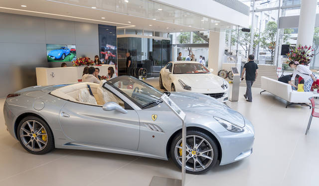 コーンズフェラーリ東京ショールームで開催されたFerrari Sweet GT days。「カリフォルニア 30（手前）」と「FF（奥）」、フェラーリ2台も展示された