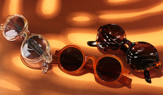 特集｜夏の定番サングラスBEST10<br /><br /><strong>“TEIBAN” SUNGLASS 01｜セルフレーム・ラウンド<br />クラシックにして今どきな“丸セル”</strong><br /><br />眼鏡フレームとしても定番の丸いセルフレーム。Tシャツ＆デニムのカジュアルなスタイリングから、スーツやセットアップなどを使ったドレッシーなコーディネートまで、幅広い着こなしにマッチする。黒フレームも悪くないが、クリアや薄いブラウン、べっ甲調などをセレクトすれば、軽快なイメージを演出できる。<br /><br />左／4万4100円（オリバーピープルズ フォー タカヒロミヤシタザソロイスト．／オリバーピープルズ 東京ギャラリー）<br />中／4万9350円（マイキータ×ダミール ドマ／マイキータ ジャパン）<br />右／2万5200円（イエローズプラス／デコラ）<br /><br />オリバーピープルズ 東京ギャラリー　Tel. 03-5766-7426<br />マイキータ ジャパン　Tel. 03-3409-3783<br />デコラ　Tel. 03-3211-3201