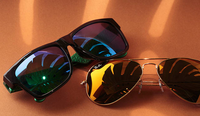特集｜夏の定番サングラスBEST10<br /><br /><strong>“TEIBAN” SUNGLASS 02｜ミラーレンズ<br />ミラーが久しぶりのトレンドに</strong><br /><br />フレームデザインと同じレベルで今季注目なのが「ミラーレンズ」だ。反射の度合いもソフトなものから“ギラリ”としたものまで出揃っており、モードなテイストの着こなしにはうってつけのサングラス。定番にしてトレンド性の高い「ミラーレンズ」、手に入れるなら今、である。<br /><br />左／1万3650円（カレラ／サフィロジャパン）<br />右／2万3100円（レイバン／ミラリ ジャパン）<br /><br />サフィロジャパン　Tel. 03-5148-7071<br />ミラリ ジャパン　Tel. 03-5428-1030