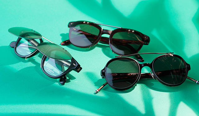 特集｜夏の定番サングラスBEST10<br /><br /><strong>“TEIBAN” SUNGLASS 03｜跳ね上げ式<br />マスキュリンな魅力</strong><br /><br />実用性の高さ、というよりは、単純にいまファッションとして「イケている」のが、跳ね上げ式である。フリップアップとも呼ばれるこのタイプ、レトロな味わいと男らしさが最大の魅力。ドレスクロージング、例えば上質なスーツスタイルの“ハズシ”として活用すると、持ち味が存分に発揮される。<br /><br />左／眼鏡2万8350円、ブラックレンズ1万4700円（ともにオリバーピープルズ／オリバーピープルズ 東京ギャラリー）<br />中／フレーム2万5200円（イエローズプラス）、レンズ1万4700円（コンティニュエ／ともにコンティニュエ）<br />右／5万8275円（トム ブラウン アイウエア／グローブスペックス ストア） <br /><br />オリバーピープルズ 東京ギャラリー　Tel. 03-5766-7426<br />コンティニュエ　Tel. 03-3792-8978<br />グローブスペックス ストア　Tel. 03-5459-8377