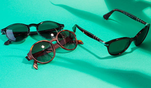 特集｜夏の定番サングラスBEST10<br /><br /><strong>“TEIBAN” SUNGLASS 04｜セルフレーム・ボストン<br />事実、売れ始めているのがコレ</strong><br /><br />このボストン型も、アイウェアのフレームとしては大定番のひとつであろう。上品なイメージを演出したいのなら、必ず揃えておきたいデザインだ。べっ甲調のものやテンプルにちょっとしたデザイン性があるもの──そんなタイプをセレクトすれば、モダンな印象も加味できる。今季、実際にショップで売れて始めているのがこのボストンである。<br /><br />左／2万9400円（ラフォン／イワキメガネ）<br />中／2万4780円（イタリア インディペンデント／イタリア インディペンデント ジャパン）<br />右／3万450円（ペルソール／ペルソール事業部） <br /><br />イワキメガネ　Tel. 03-3462-1504<br />イタリア インディペンデント ジャパン　Tel. 03-6277-0747<br />ペルソール事業部　Tel. 03-6427-2980