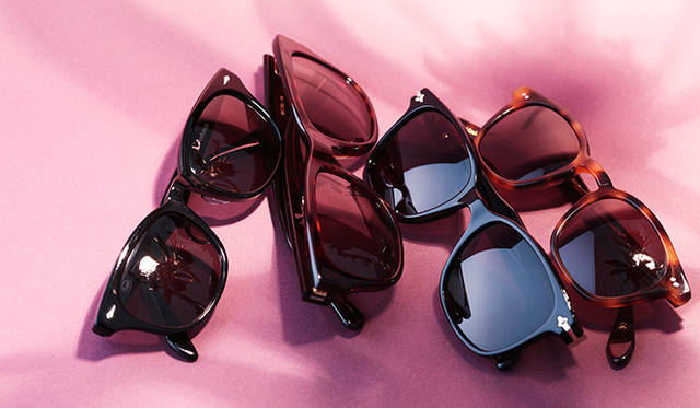 特集｜夏の定番サングラスBEST10<br /><br /><strong>“TEIBAN” SUNGLASS 07｜セルフレーム・ウェリントン<br />スタイリッシュな大定番</strong><br /><br />ボブ・ディランを始めとして、数々のミュージシャンに愛されてきたサングラスがこのウェリントンだ。日本人には難しいデザインとの認識もあるが、近年ではアジア向けのフィッティングのモデルも数多くリリースされている。ぜひトライしてほしい大定番である。<br /><br />左／1万6800円（ロイドオリジナル／オプティシァン ロイド）<br />中左／3万4650円（オリバー ゴールドスミス／コンティニュエ） <br />中右／3万4650円（トラサルディ／シャルマン カスタマーサービス）<br />右／3万9900円（GLCO／グローブスペックス ストア） <br /><br />オプティシァン ロイド　Tel. 03-3423-0505<br />コンティニュエ　Tel. 03-3792-8978<br />シャルマン カスタマーサービス　 0120-480-828<br />グローブスペックス ストア　Tel. 03-5459-8377