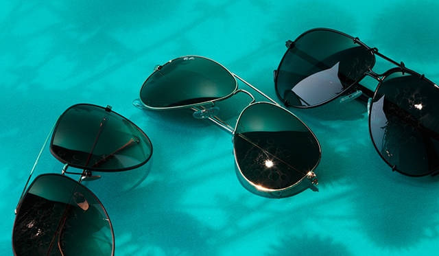 特集｜夏の定番サングラスBEST10<br /><br /><strong>“TEIBAN” SUNGLASS 09｜ティアドロップ<br />これぞ男のサングラス</strong><br /><br />レンズの面積が大きいのは、広範囲で太陽光と紫外線の侵入を防止するため。もともとパイロットのために開発されたデザインなのである。ファッションアイテムとしても認知度の高いサングラスで、男らしさという点では、このティアドロップに勝るものはないだろう。さまざまなフィッティングのものがあるので、必ず掛けてみてからセレクトのほどを。<br /><br />左／3万8850円（ディータ／ディータ レジェンズ代官山本店）<br />中／2万1000円（レイバン／ミラリ ジャパン）<br />右／3万8850円（ディオール オム／サフィロジャパン）<br /><br />ディータ レジェンズ代官山本店　Tel. 03-5784-6383<br />ミラリ ジャパン　Tel. 03-5428-1030<br />サフィロジャパン　Tel. 03-5148-7071