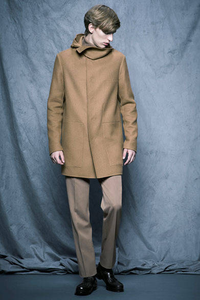 <strong>HANKYU MEN’S TOKYO<br /><br /> 2013-14 AUTUMN & WINTER COLLECTION<br /><br />  THEME｜FRENETIC<br />BRAND｜BOTTEGA VENETA</strong><br /><br />  コート27万8250円、ニット12万750円、パンツ7万5600円、シューズ19万4250円（ボッテガ・ヴェネタ／阪急メンズ東京3階）※7月24日（水）から一部商品の価格が変更