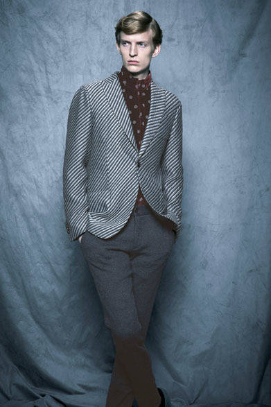 <strong>HANKYU MEN’S TOKYO<br /><br /> 2013-14 AUTUMN & WINTER COLLECTION<br /><br />  THEME｜FRENETIC<br />BRAND｜GIORGIO ARMANI</strong> <br /> <br />  ジャケット、シャツ、パンツ、すべて阪急先行発売。ジャケット25万2000円、シャツ14万7000円、パンツ11万5500円（ジョルジオ アルマーニ／阪急メンズ東京3階）