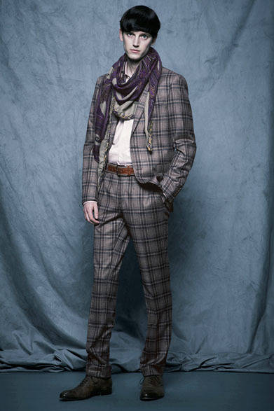 <strong>HANKYU MEN’S TOKYO<br /><br /> 2013-14 AUTUMN & WINTER COLLECTION<br /><br />  THEME｜FRENETIC<br />BRAND｜ETRO</strong> <br /> <br />  エトロらしいマルチチェックのジャケットとパンツ（スーツ）は阪急先行発売。ジャケット18万1650円、シャツ4万950円、パンツ6万9300円、ショール9万300円（エトロ／阪急メンズ東京3階）