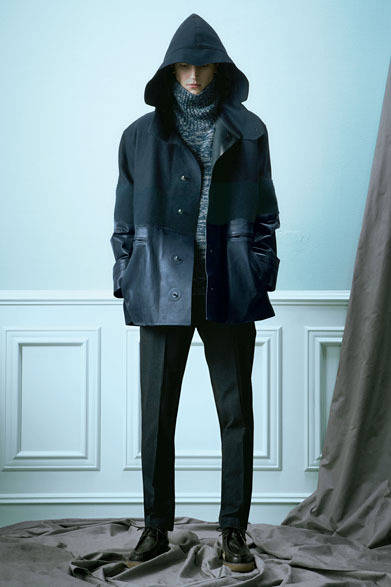 <strong>HANKYU MEN’S TOKYO<br /><br /> 2013-14 AUTUMN & WINTER COLLECTION<br /><br />  THEME｜FRENETIC<br />BRAND｜FENDI</strong> <br /> <br />  コート66万7800円、ニット13万4400円、パンツ4万3050円、シューズ11万1300円（フェンディ／阪急メンズ東京3階）