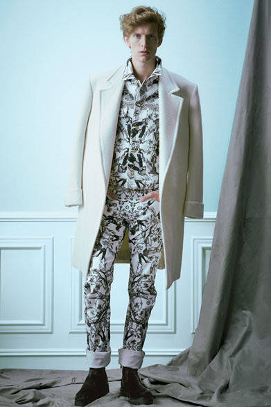 <strong>HANKYU MEN’S TOKYO<br /><br /> 2013-14 AUTUMN & WINTER COLLECTION<br /><br />  THEME｜FRENETIC<br />BRAND｜VERSACE</strong> <br /> <br />  コート、デニムジャケット、デニムパンツ、シューズすべて阪急限定発売。コート25万2000円、デニムジャケット16万6950円、デニムパンツ13万3350円、シューズ11万6550円（ヴェルサーチ／阪急メンズ東京2階）　※実際の販売商品は、コートはグレーに、シューズは素材が変更。