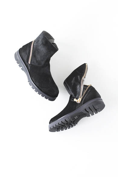 <strong>HANKYU MEN’S TOKYO<br /><br /> 2013-14 AUTUMN & WINTER COLLECTION<br /><br />  THEME｜FRENETIC<br />BRAND｜VERSACE</strong> <br /> <br />  阪急限定発売。シューズ11万6550円（ヴェルサーチ／阪急メンズ東京2階）　※実際の販売商品は素材が変更。